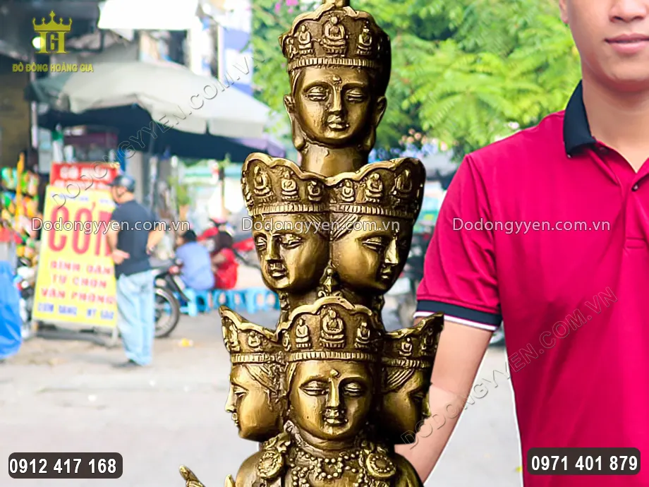 Diện mặt của Phổ Hiền Bồ t&aacute;t được chạm khắc sắc n&eacute;t